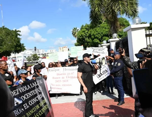 docentes protestan frente al minerd.jpg