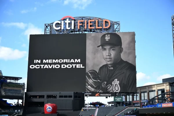 Pantalla del Citi Field honra memoria de Octavio Dotel