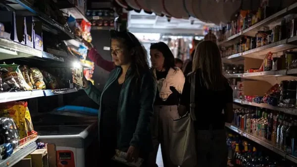 Miles de negocios se han quedado sin electricidad este lunes en la Península Ibérica.