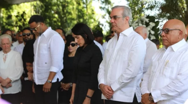El presidente Luis Abinader y la primera dama Raquel  Arbaje  acudieron al funeral.
