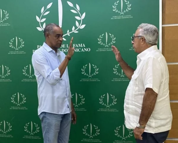 Dionisio Guzmán toma juramento a Rolando Guante
