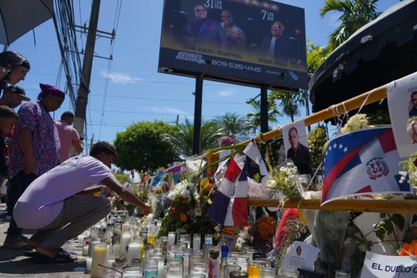 Un hombre enciende velas en la entrada de la discoteca Jet Set este viernes.