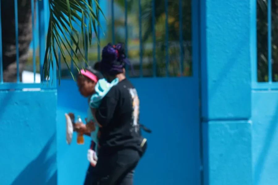 madre haitiana con niños en brazos en la marternidad. jpg