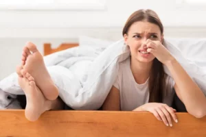 ¿Por qué huelen los pies? Causas y remedios
