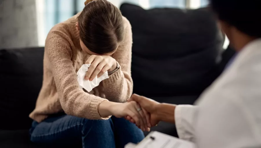 mujer-deprimida-que-busca-consuelo-su-psicoterapeuta-2 mujer-deprimida-que-busca-consuelo-su-psicoterapeuta-2