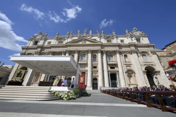 Vista general de la segunda misa de luto por la muerte del pontífice que presidió en una abarrotada plaza de San Pedro del Vaticano