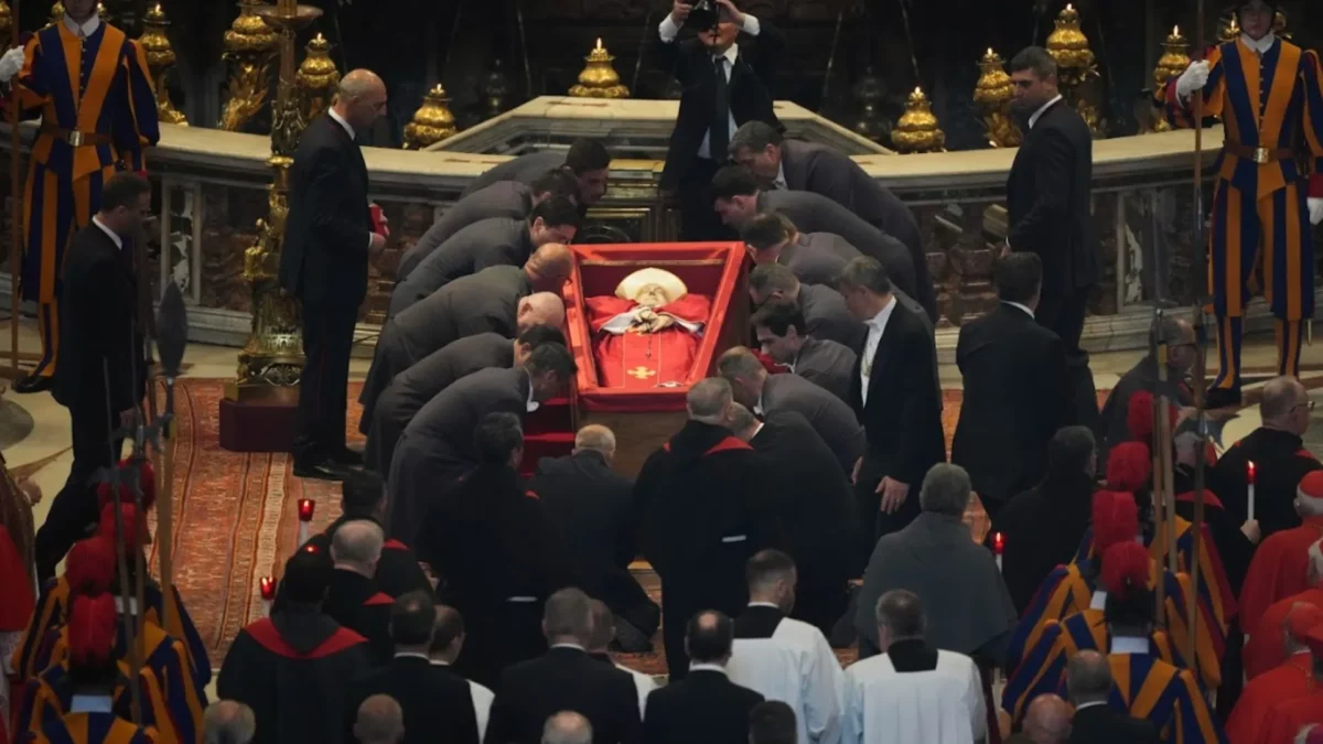 papa-procesion-ataud-ya
