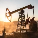 El petróleo de Texas sube un 4 % y se acerca a 104 dólares por tensión global.