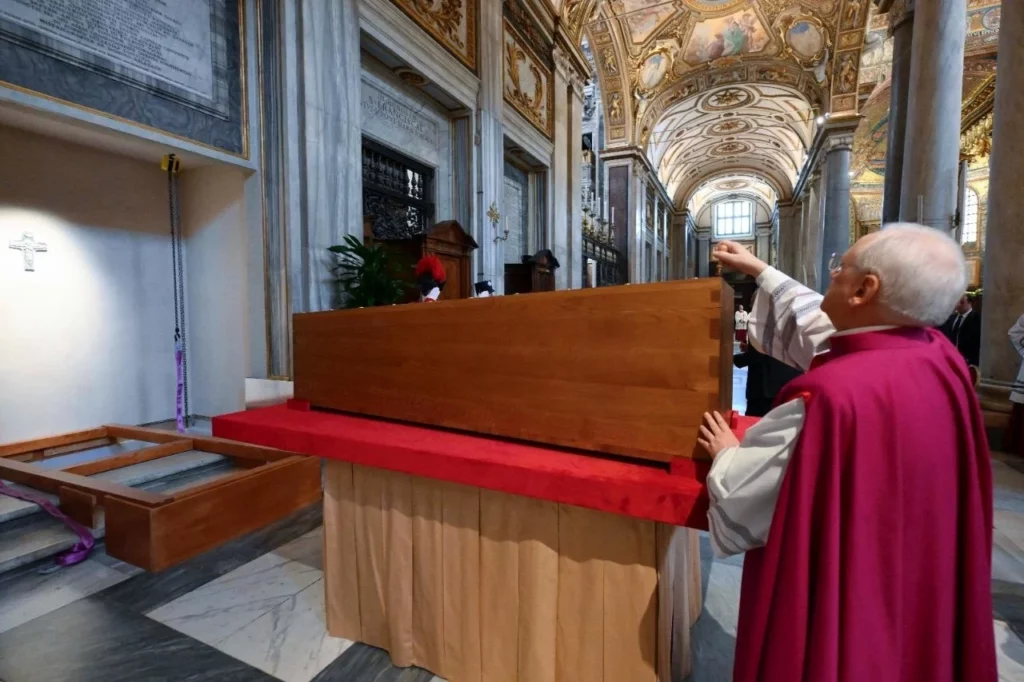 El entierro del papa Francisco se produjo ante el camarlengo y sus familiares