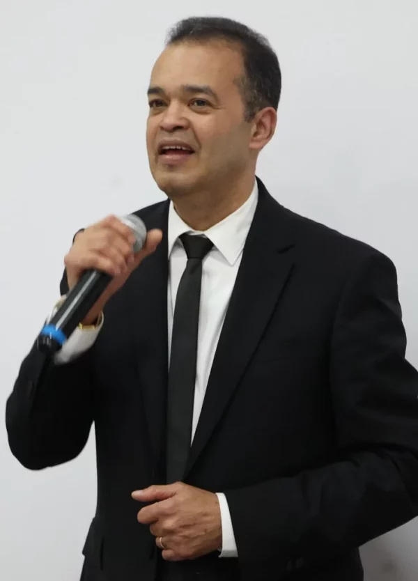 Alex Bueno lanzó recientemente el álbum El más completo