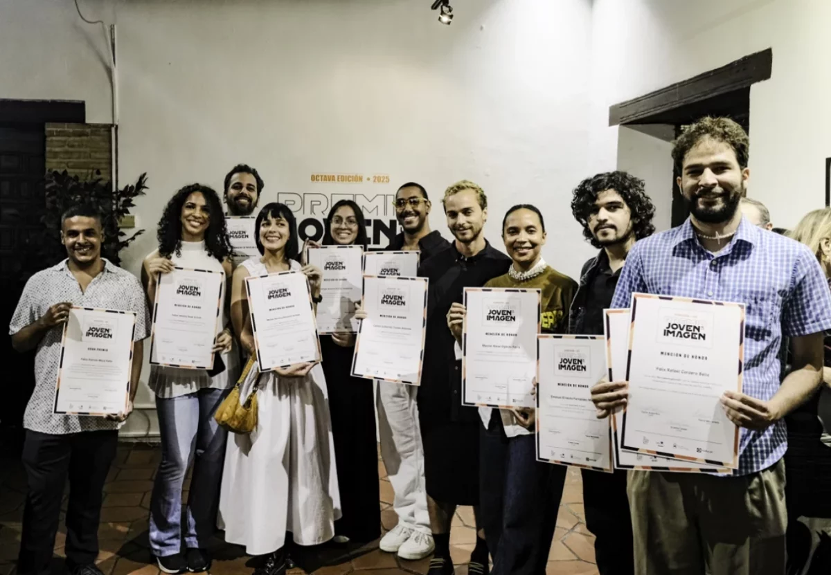 Los 13 artistas visuales dominicanos ganadores del Premio Joven de la Imagen 2025, en diversas categorías.