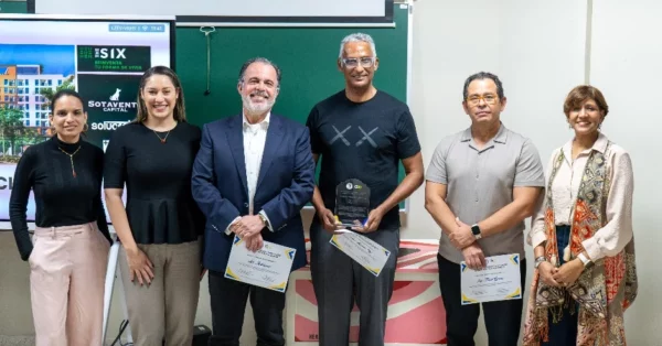 Luis de Jesús Rodríguez, Robert Rijo y Frank García junto a grupo de estudiantes.