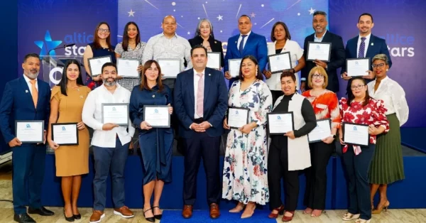 Los colaboradores que recibieron la distinción.