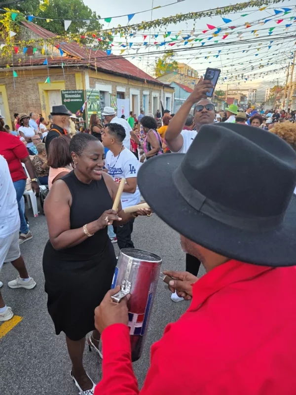 Turistas bailando son
