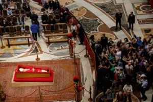 La tumba de Francisco estará en el suelo y en ella se reproducirá su crucifijo pectoral