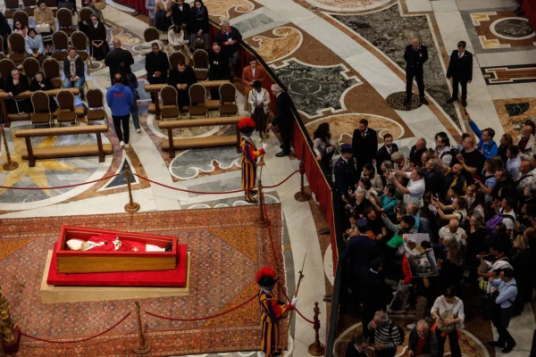 La tumba de Francisco estará en el suelo y en ella se reproducirá su crucifijo pectoral