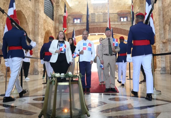 Juan Pablo Uribe, al centro, junto a Paola Caamaño y el coronel Juan M. Lora de León.