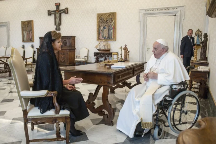 La vicepresidente Raquel Peña junto al papa Francisco. Fuente externa La vicepresidente Raquel Peña junto al papa Francisco. Fuente externa