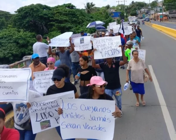 Al llegar al municipio cabecera desplegaron los carteles.