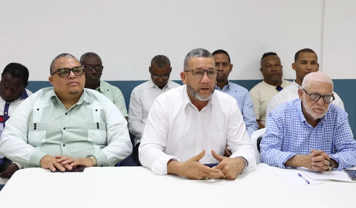 Loammy Antigua, Luis Pavolo y Ramón Read en la rueda de prensa. José de león