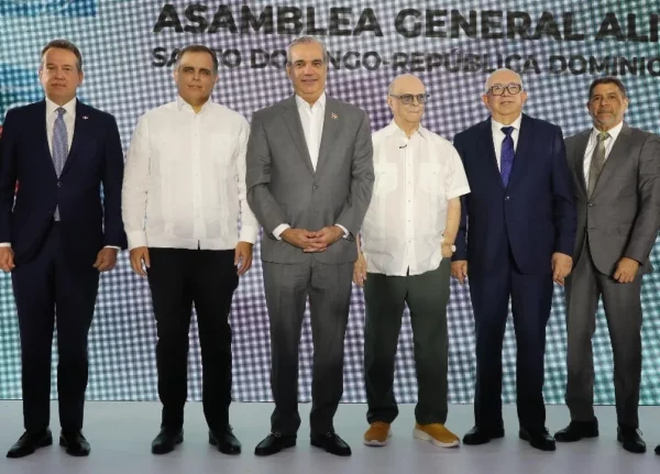 Abinader junto a funcionarios en asamblea.  José De León