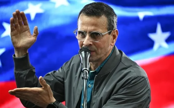 El opositor Henrique Capriles resultó ayer electo diputado.