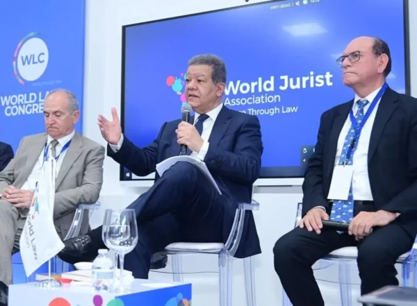 El expresidente Leonel Fernández habló del tema en la Universidad del Caribe.