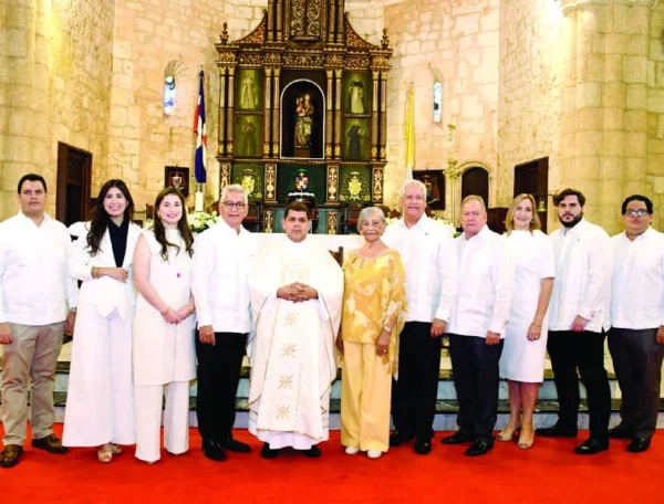 Juan Manuel Núñez, presidente, y José Luis Núñez González, vicepresidente,  acompañados del  reverendo sacerdote Nelson Rafael Clark Vásquez, junto a ejecutivos del Grupo Cometa.