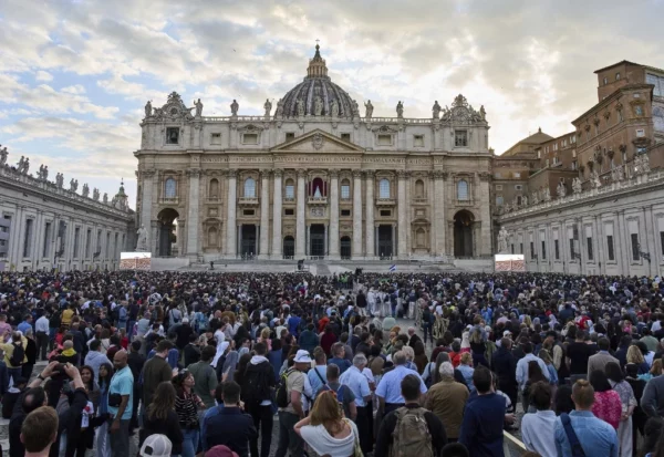 La multitud se congrega en el Vaticano a la espera de la señal que avanza el resultado del cónclave de los cardenales.  AGENCIA FOTO