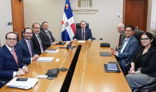 Valdez Albizu y otros ejecutivos, entre ellos Raúl Gallegos, Emma Cerda y Christopher Mejía.