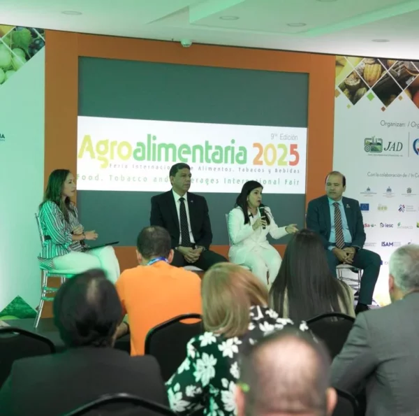 Funcionarios hablaron durante feria agroempresarial.