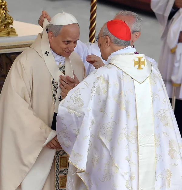 León XIV recibe la imposición del palium pontificio en el acto de su entronización como papa.
