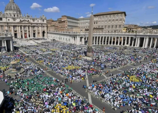 En la Plaza San Pedro se reunieron más de 30.000 personas esperando la elección del papa.