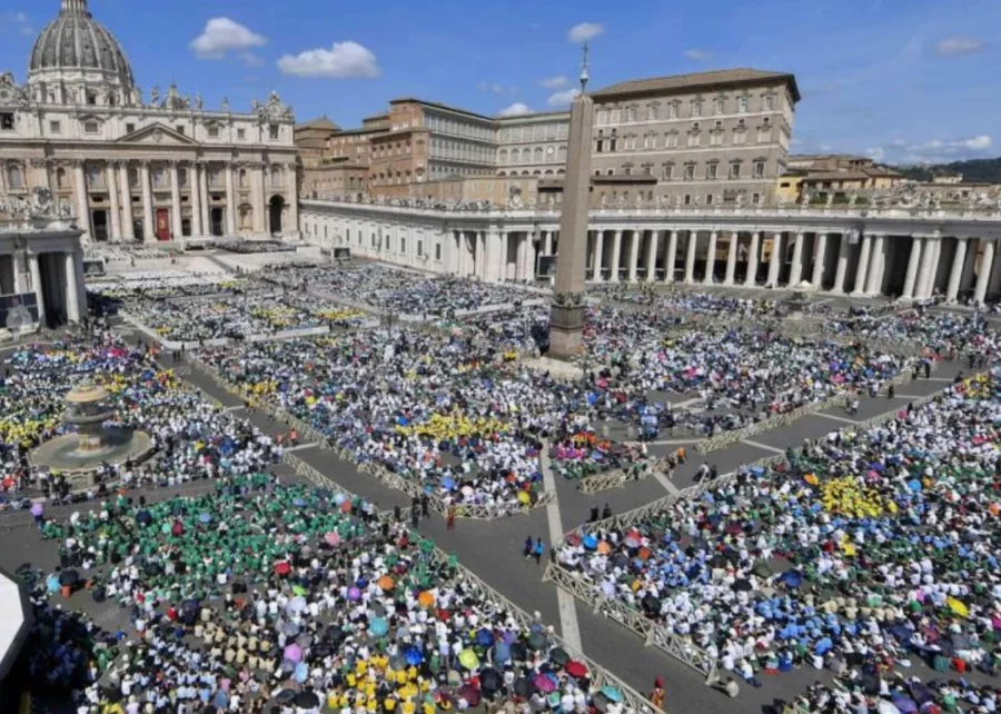 En la Plaza San Pedro se reunieron más de 30.000 personas esperando la elección del papa. En la Plaza San Pedro se reunieron más de 30.000 personas esperando la elección del papa.