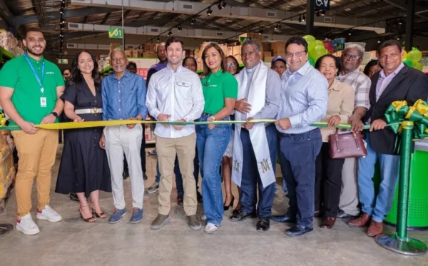 Ejecutivos del Grupo Ramos cuando inauguran una tienda.