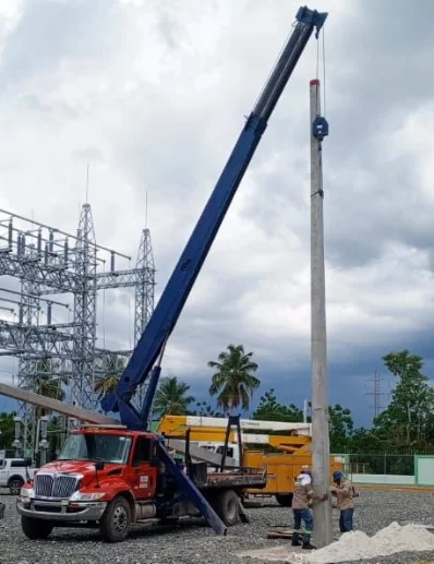 Brigada de Edesur en plena labor en Pedernales.