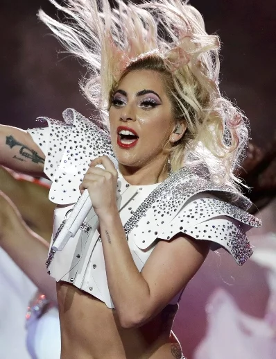 Lady Gaga inició su gira mundial The Mayhem Ball.