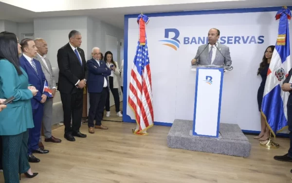 Samuel Pereyra pronuncia discurso en la inauguración.