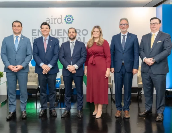 Empresarios durante panel de expertos sobre mercado de capitales.