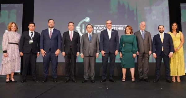 El inicio de la actividad fue encabezado por el presidente Abinader y Héctor Valdez Albizu, gobernador del Banco Central.