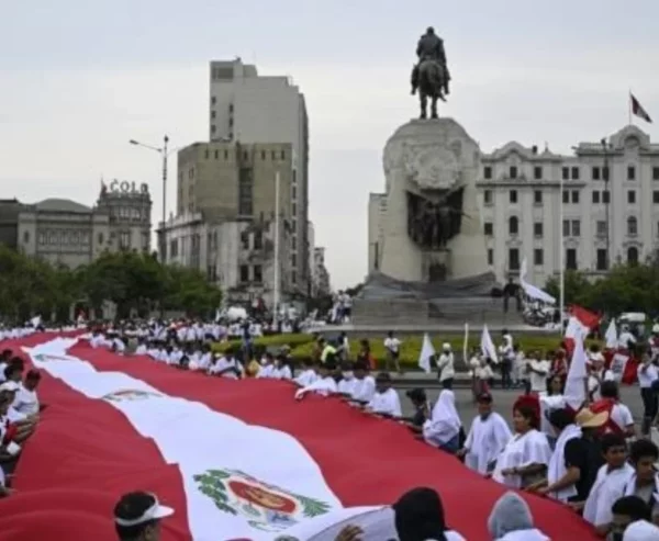 Cientos de manifestantes  marcharon por el centro de La Paz.