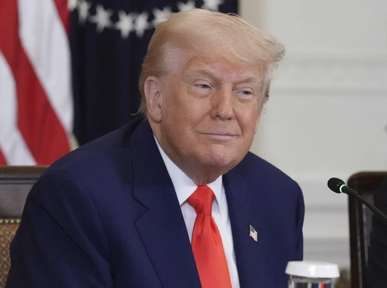 La decisión de Trump se comunicó a la Universidad.