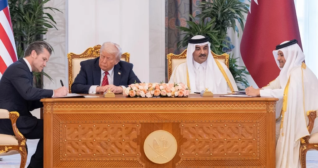 El presidente Donald Trump junto con el emir catarí, Tamim bin Hamad Al Thani, en el palacio de gobierno de Arabia Saudí.