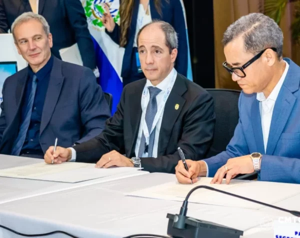 Eddy Olivares firma el documento en el encuentro.