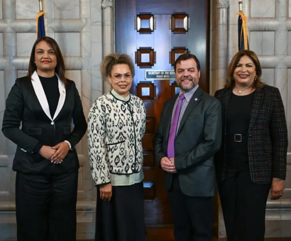 Rossy Escotto, presidenta FEM; la secretaria del Senado, Alejandra N. Paulino; el senador Luis Sepúlveda y Sony Uribe, primera vicepresidente de FEM.
