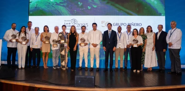 Los ganadores recibieron la estatuilla   “Mundo Eléctrico”,  diseñada por el joven artesano Francisco Toribio Martínez.
