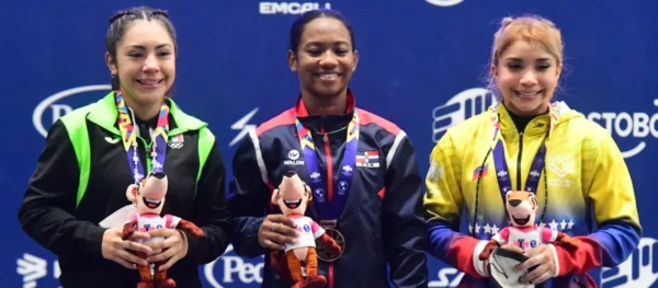 Dahiana Ortiz (centro) estuvo entre las medallistas en los juegos del 2021.
