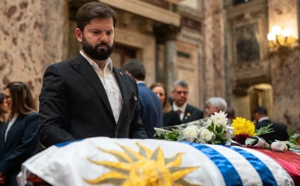 El presidente Gabriel Boric  ante el féretro de José Mujica.