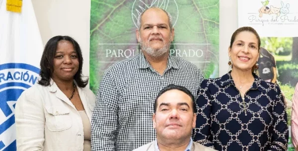 Ejecutivos de ambas entidades durante la firma del convenio.