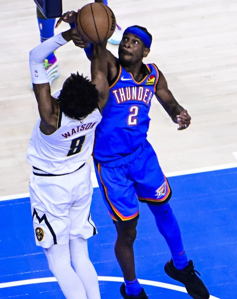 Shai Gilgeous-Alexander, quien lideró triunfo de Oklahoma, bloquea Peyton Watson.
